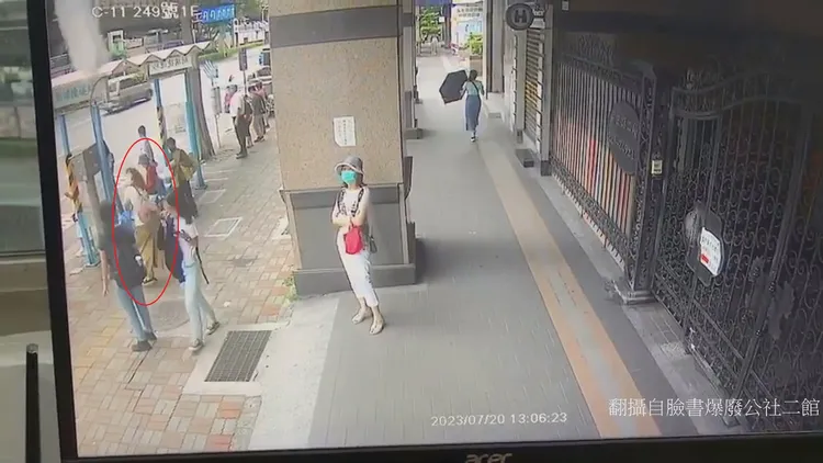 白衣女(紅圈處)急忙閃開，幸運躲過死神。翻攝自臉書「爆廢公社二館」