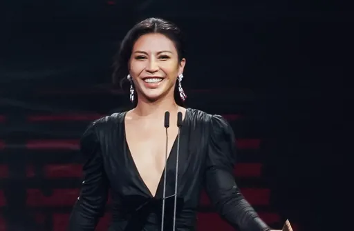 陳建瑋金曲獎謝詞一半尷尬被趕下台 艾怡良深夜謝罪:「我會一位一位去親自道歉」