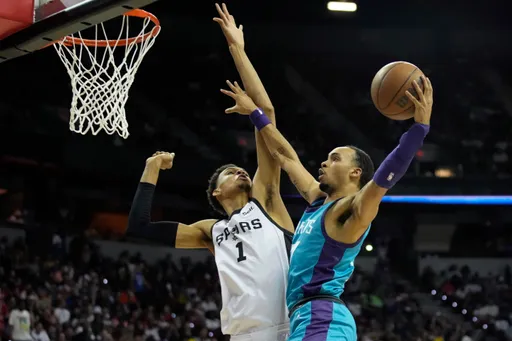 文班亞馬夏季聯賽首秀幻滅?傳奇球星給高評價:他像大號的羅素