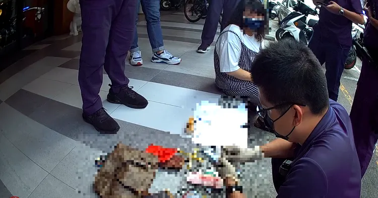 警方搜索女車手隨身物品。民眾提供