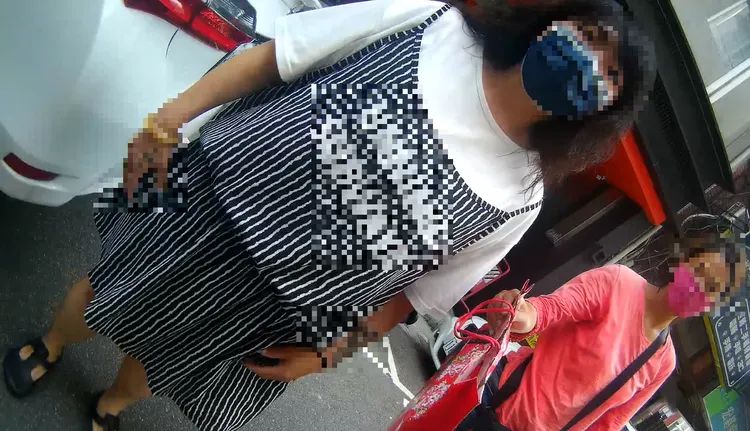 警方逮捕紅衣女車手及其女同夥。民眾提供