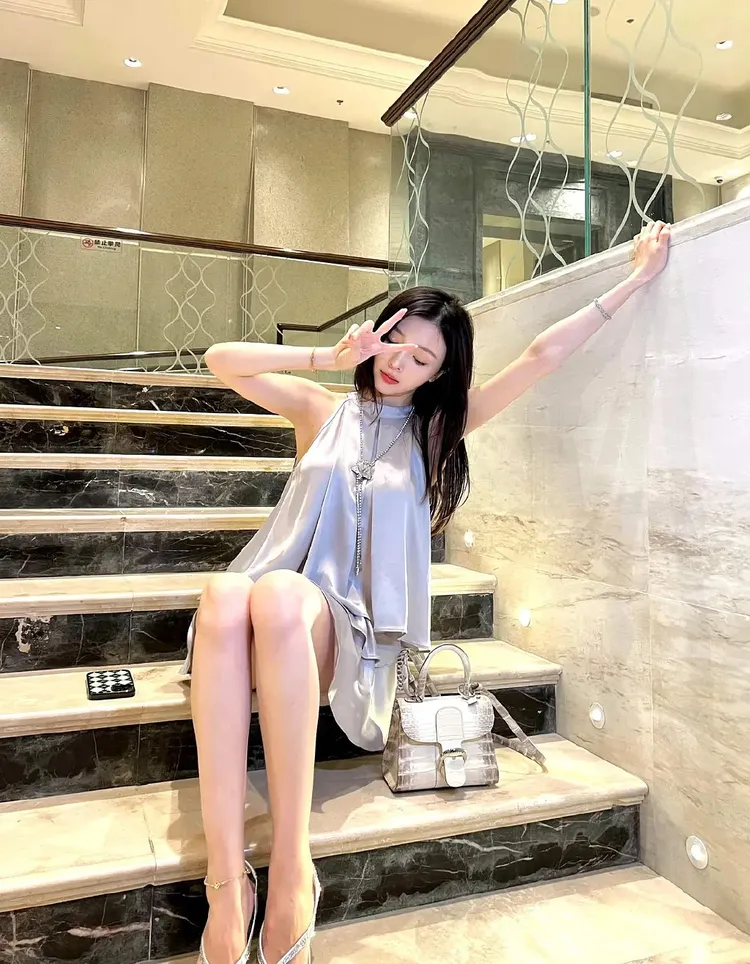 網紅「曉雪winema」擁有一雙大長腿。翻攝「曉雪winema」微博