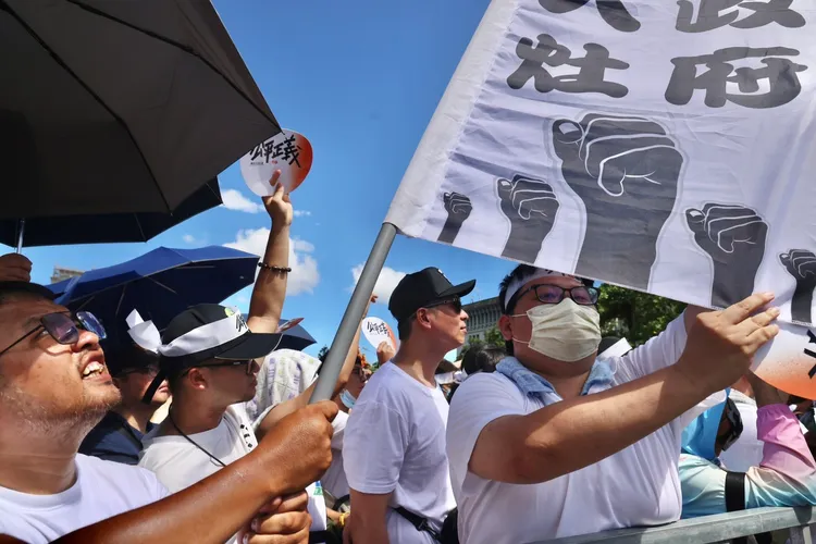 天氣炎熱仍有不少民眾上凱道表達訴求。林林攝