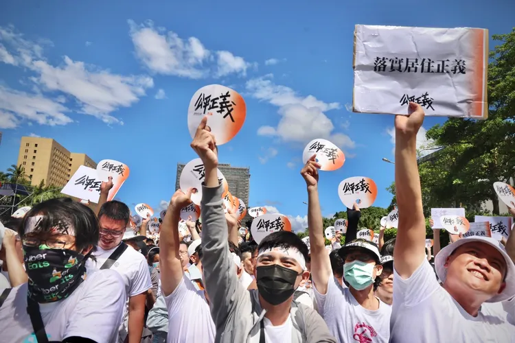 白衫青年軍上凱道吶喊。林林攝