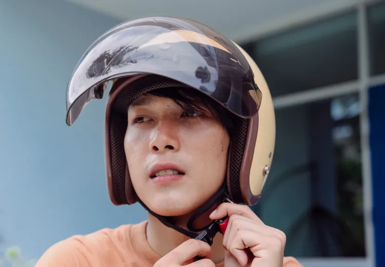 ▲安全帽戴久了頭皮容易出油，可能造成毛囊發炎進而掉髮。