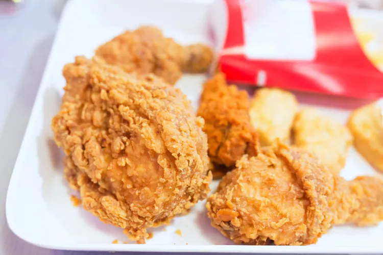 ▲油炸類等垃圾食物吃多對頭髮的影響不容小覷。