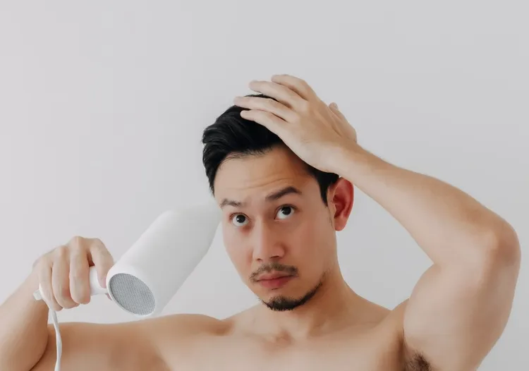 ▲洗完頭要將頭皮吹乾，才不會滋生細菌。