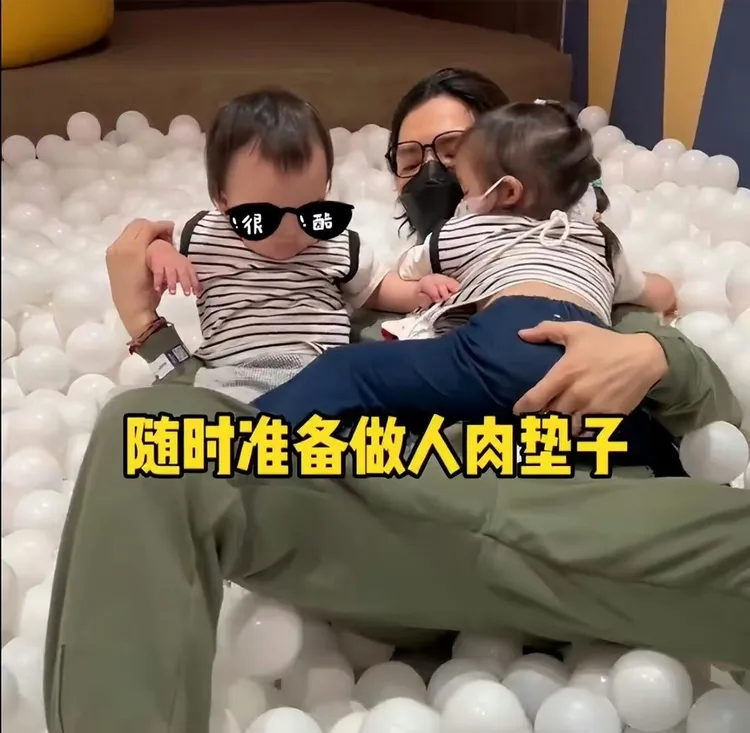 向佐當兒女的人肉墊子。翻攝向佐微博
