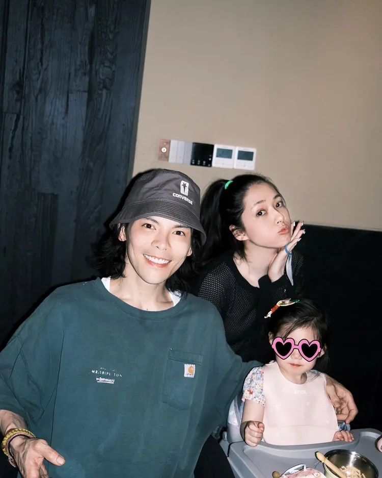 向佐（左）夫妻和女兒。翻攝向佐臉書