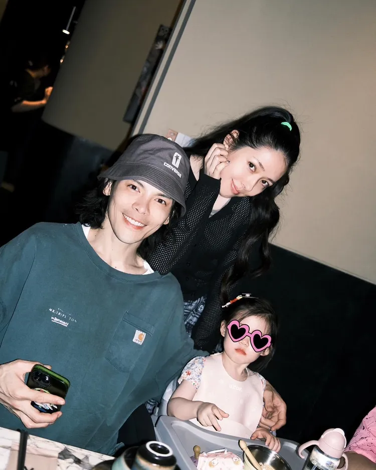 向佐（左）最近走好爸爸路線，右為郭碧婷和女兒。翻攝向佐臉書