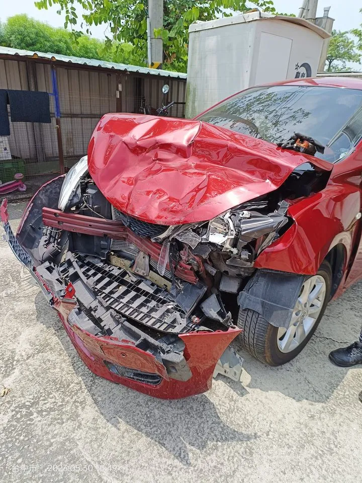 一名洪小姐全家前往台中出遊，經過復興路五段時遇上伍姓男子開車酒駕迎面撞上。翻攝《爆料公社(官方粉專專屬)》