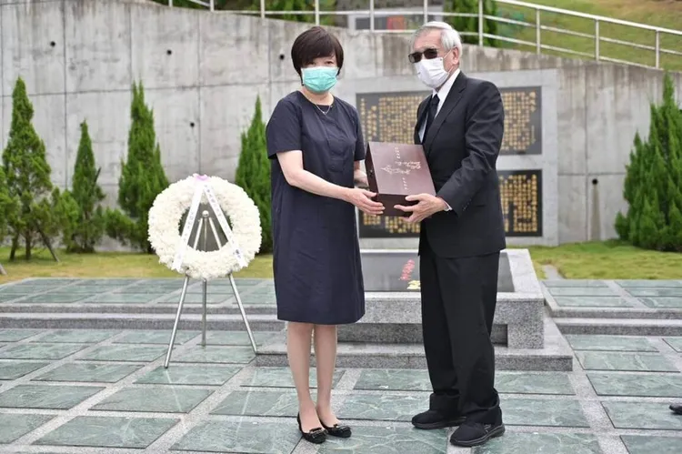  日本已故前首相安倍晉三夫人安倍昭惠（左）19日赴五指山祭拜前總統李登輝，李登輝基金會董事長李安妮的夫婿賴國洲代表李安妮致贈特製木盒與信紙信封。李登輝基金會提供