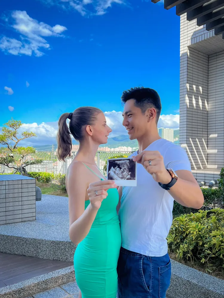 佳娜（左）僅小腹僅微凸。翻攝自祖雄臉書