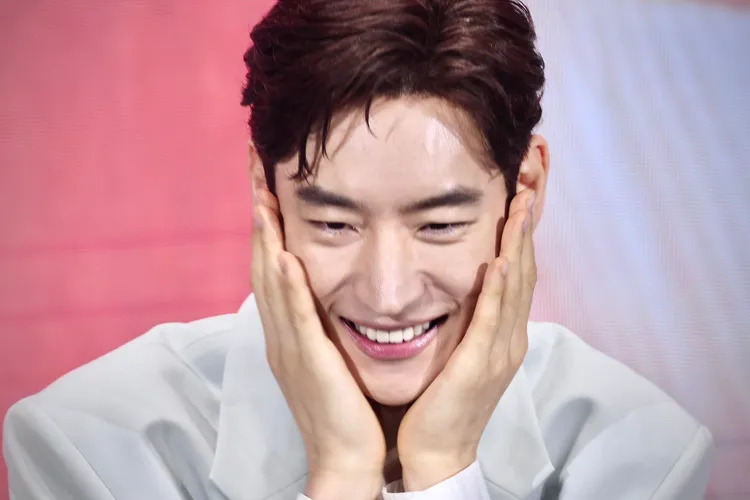 李帝勳擺出嬌羞表情。林林攝