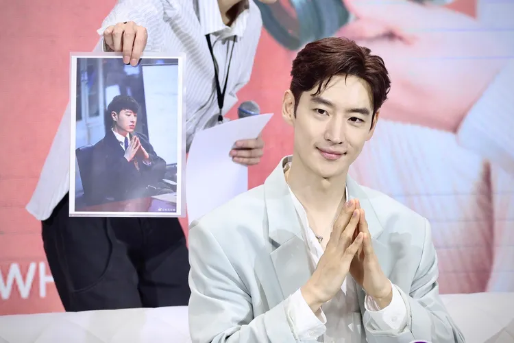 李帝勳有求必應，擺出潘瑋柏同款姿勢。林林攝