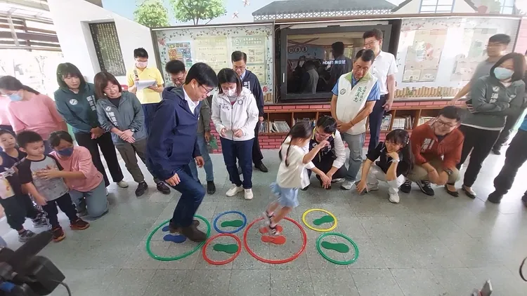 陳其邁和小朋友玩遊戲。凃建豐攝