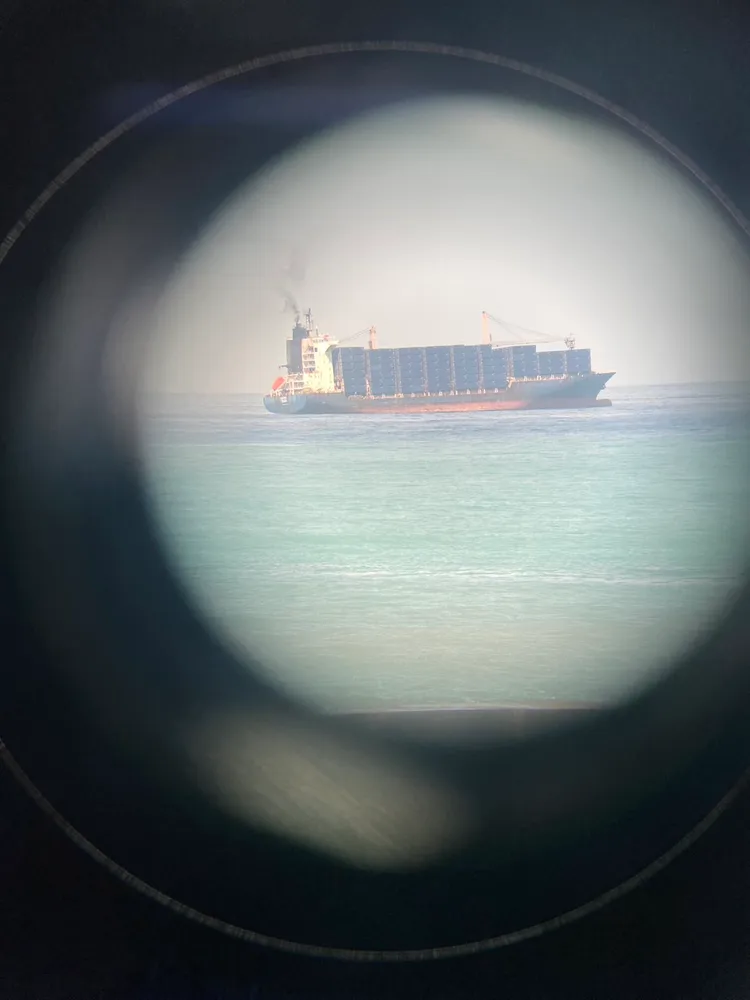 天使輪停泊在一港口南堤外約2.8海浬處。高雄港務提供