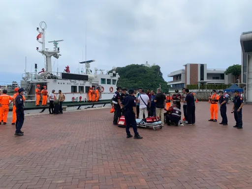 印度籍「天使輪」船身進水傾斜9度 船長宣布棄船!高雄港緊急救出19人