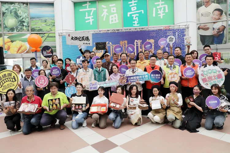 經發局舉辦記者會擴大宣傳燈會伴手禮徵選活動。市府提供