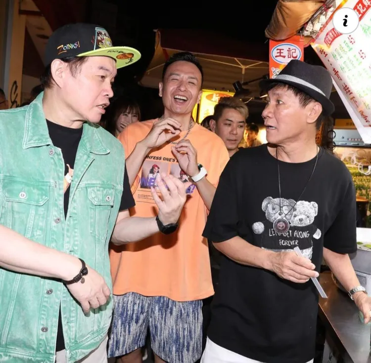 康康昨(28日)和小鐘、新加坡直播天王王雷到士林夜市參加直播賣貨活動。翻攝王雷臉書