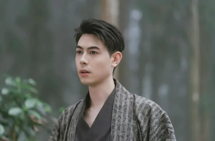 Teddy近日分享的是未受傷時的左臉照。翻攝Teddy IG