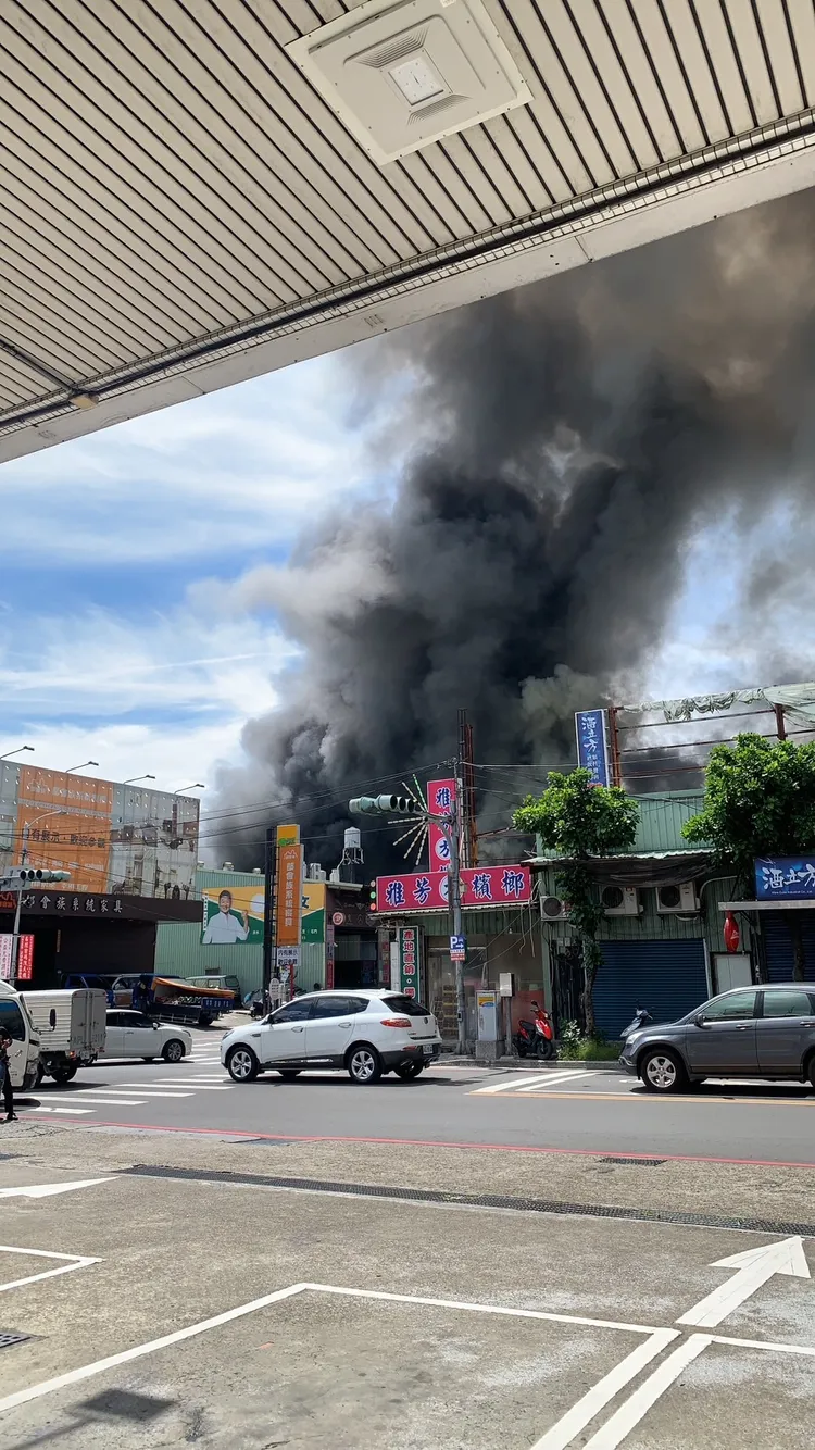 新北泰山區一間沙發工廠，機天上午10時發生火警，現場濃煙密布。翻攝畫面