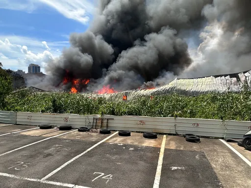 沙發工廠火警黑煙衝天!鄰加油站全員戒備救火 2員工燙傷送醫