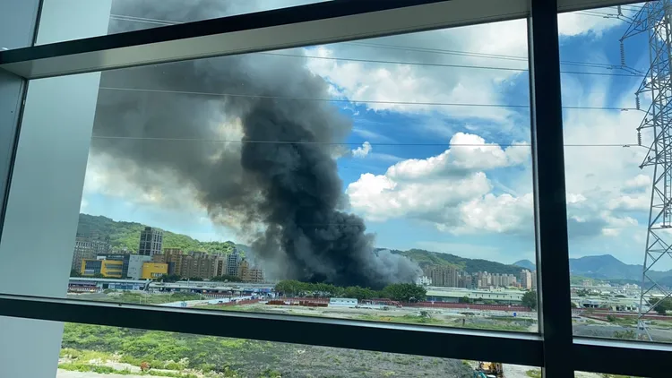 火警現場黑煙不斷竄出。翻攝畫面