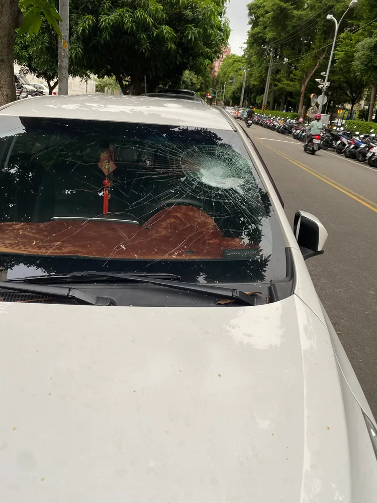 前擋風玻璃也被砸中呈蛛網狀。羅廷瑋提供