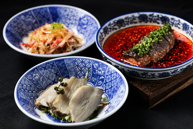 全新登場的精彩的前菜包括南非凍鮑片、翡翠雞茸刺參、官府魚翅撈什錦。晶華酒店提供