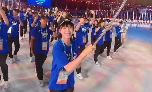 「排球甜心」廖苡任紅了!世大運「台北旗手好可愛」登上微博熱搜