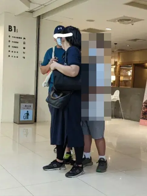 被指控的小學生躲在家長身後不敢再嘻笑。翻攝自論壇Dcard