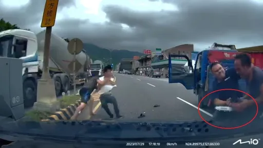 貨車2男遭拉下揍趴！抄出「電鋸」反擊　影片曝光網全嚇壞