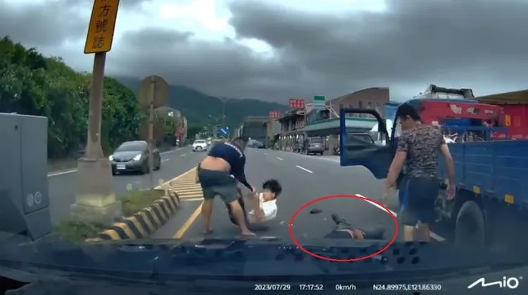 中年貨車駕駛一度被打趴在地(紅圈處)。翻攝自臉書「爆廢1公社」