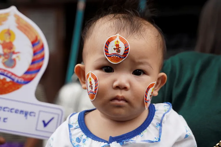孩童臉上貼著人民黨的貼紙。路透社