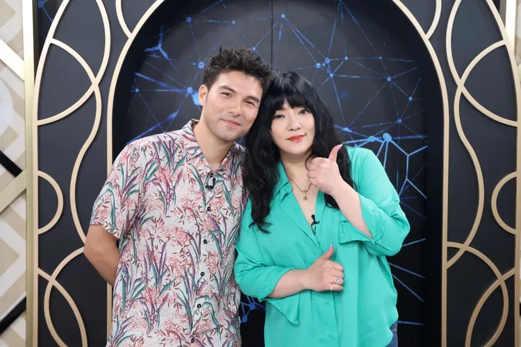 鳳小岳作客唐綺陽主持的節目。Yahoo TV提供