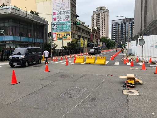 竹北天坑周邊道路部分地層不穩定 市公所持續封閉三道路