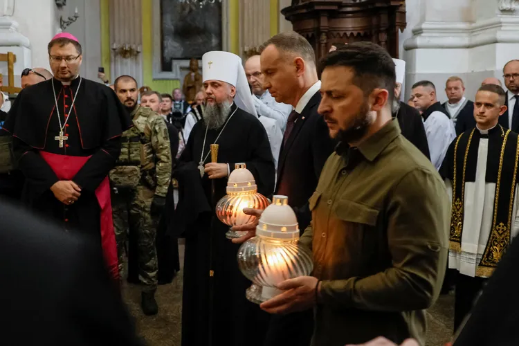 烏克蘭總統澤連斯基（右）與波蘭總統杜達（中）參加教會儀式。路透社