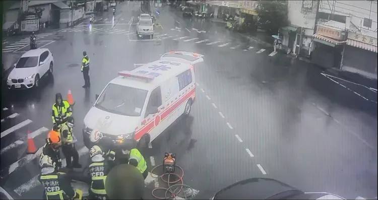 警消到場搶救，將林男抬上擔架。民眾提供