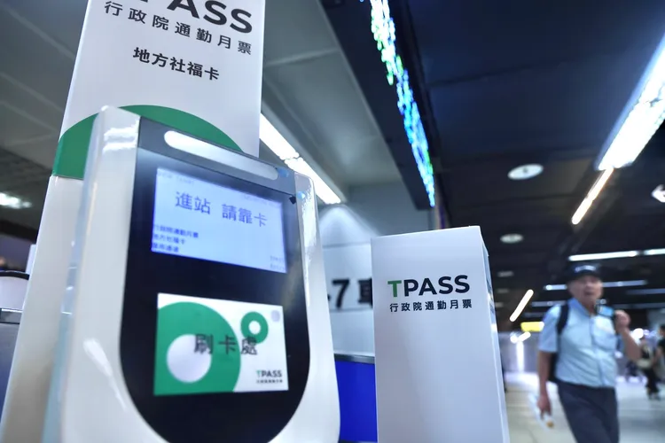 在台鐵使用TPASS月票要走專用通道。林林攝