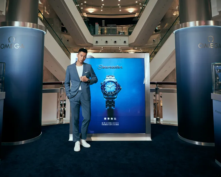 瘦子與OMEGA自2021年就開始有合作，他開完笑稱品牌「有眼光」。品牌提供