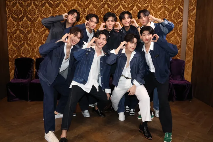 Aun（前排左起）、Prom、Ford、Mark、Winny（後排左起）、Satang、Fourth、Gemini、Caption比出臉頰愛心。陳建岐攝