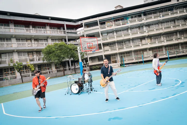 滅火器為新專輯拍攝MV，穿著不同服裝於校園中演出。火氣音樂提供