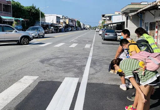 教學童過馬路鞠躬道謝惹議　網紅揭關鍵嘆「可悲」：是看到皇帝嗎？