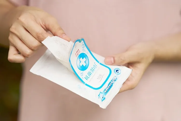 ▲白博士抗菌濕巾細柔水織布，手感柔軟溫和不乾澀，用起來很舒服。