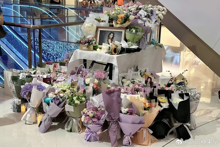上海歌迷在商場擺上花束紀念李玟。翻攝燕園糖果屋微博