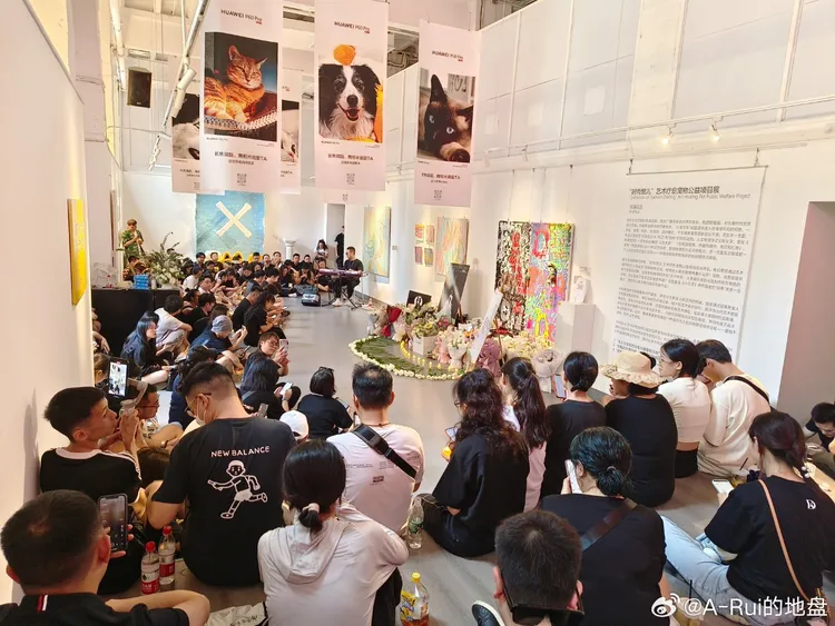 重慶的歌迷齊聚唱歌思念李玟。翻攝A-Rui的地盤微博