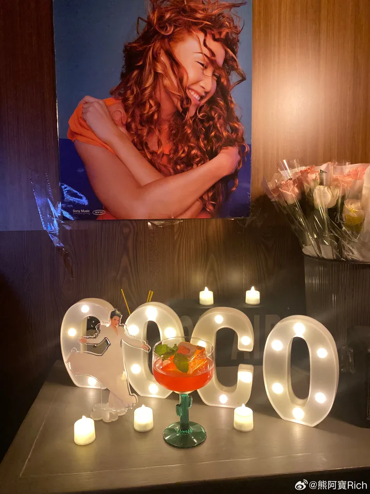 歌迷在李玟拍攝《迷糊小姐》MV的長沙酒吧懷念她。翻攝熊阿寶Rich微博
