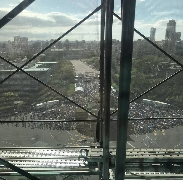 PTT網友曝光從張榮發基金會高樓層空拍照，現場人數已填滿景福門圓環的一半。取自PTT。