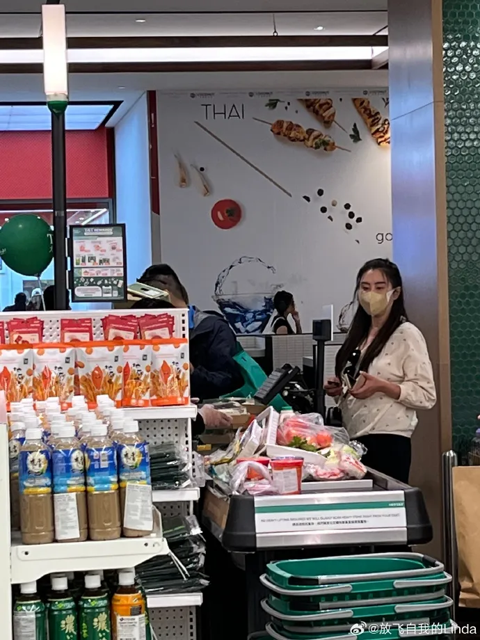 王祖賢留著一頭長髮，對粉絲十分親切。翻攝放飛自我的Linda微博